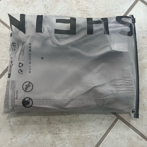 SHEIN PETITE High Waist Flap Pocket
Cargo Jeans
Color: Grey - Picture 10 of 11